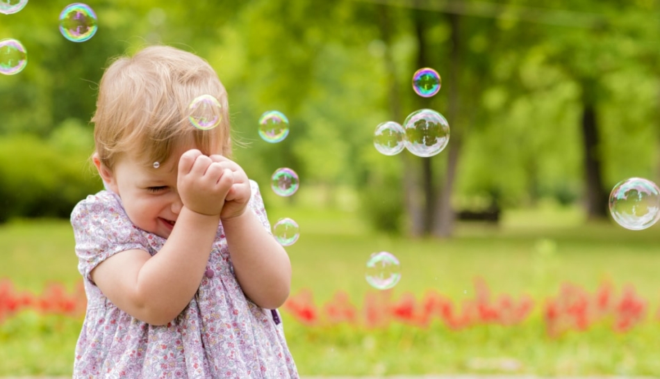 Bambino che gioca con bolle di sapone