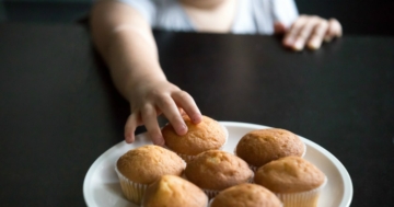 Mano di un bambino che afferra un dolce senza glutine