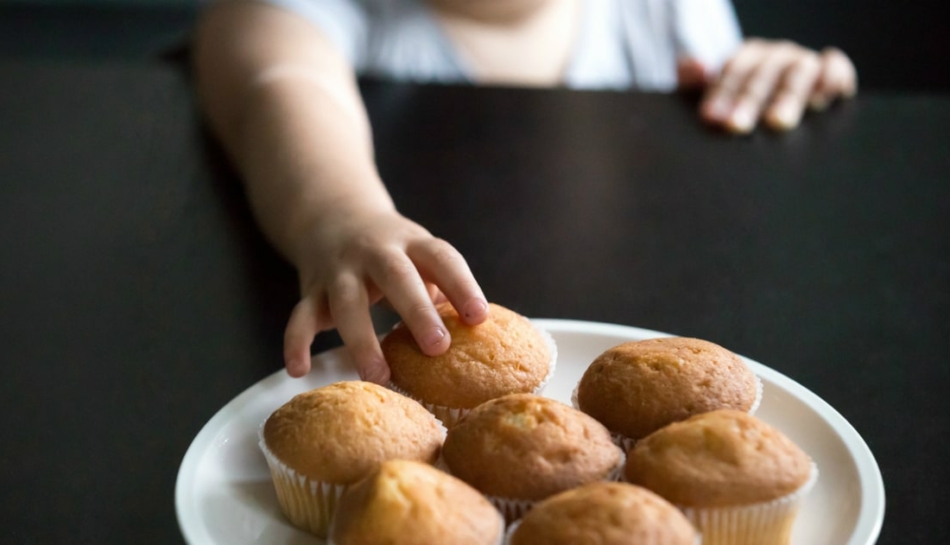 Mano di un bambino che afferra un dolce senza glutine