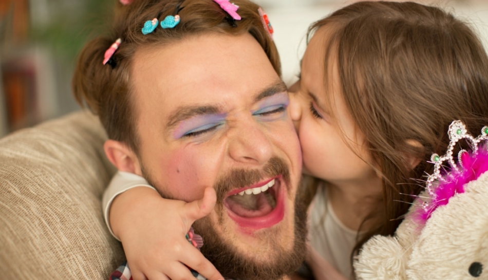 Papà che gioca insieme con la figlia