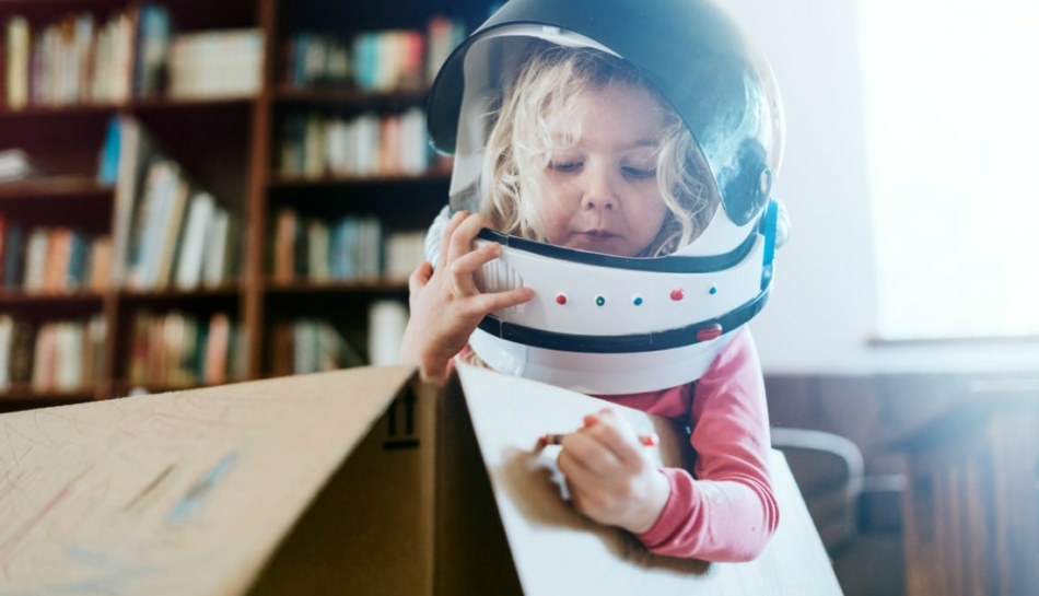 Bambina che gioca a far finta di essere un'astronauta