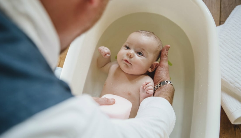 Il primo bagnetto e l'igiene del neonato