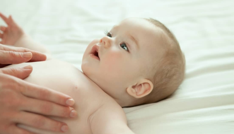 Massaggio infantile su un neonato