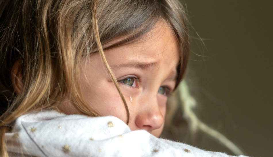 Bambina piange dopo aver subito uno schiaffo
