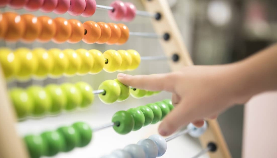 Bambino gioca con il pallottoliere a scuola