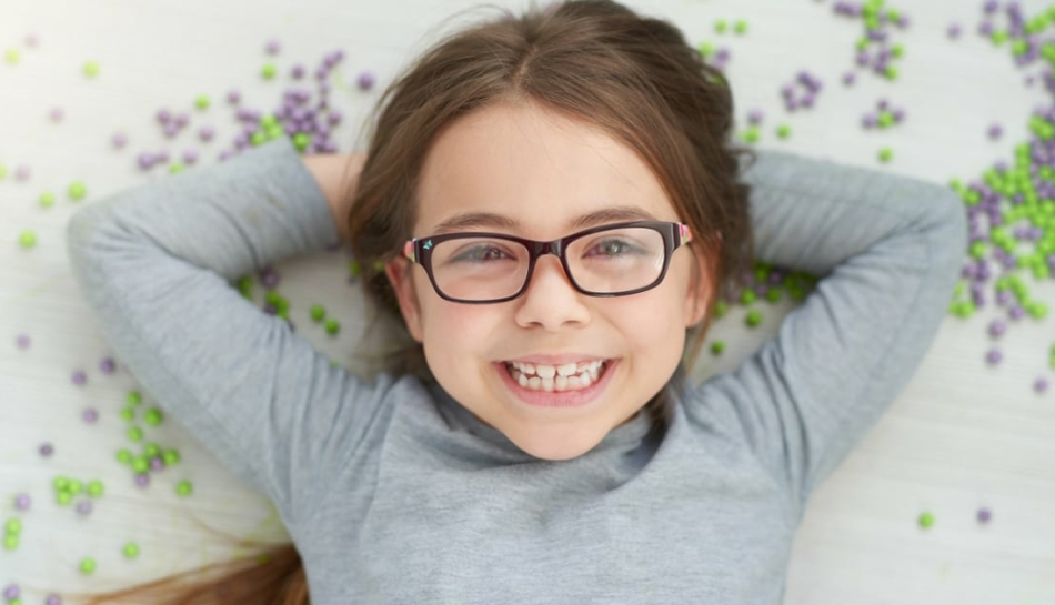 Bambina che indossa gli occhiali per problemi di vista