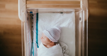 Bambino appena in culla prima di screening neonatale