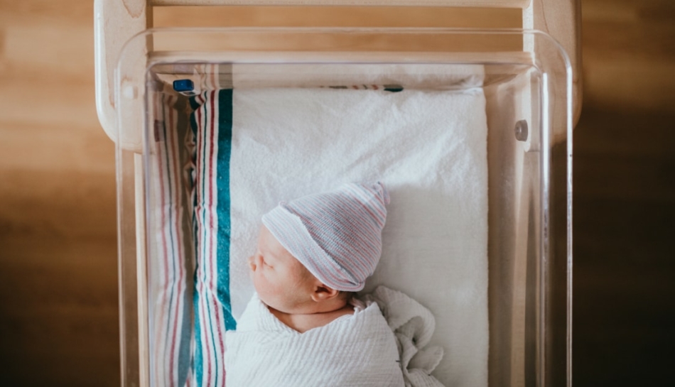 Bambino appena in culla prima di screening neonatale