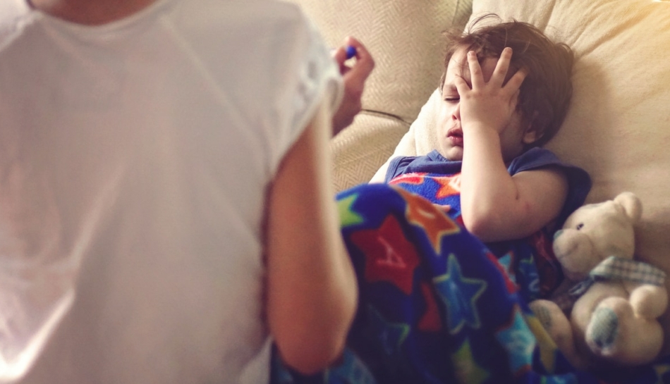 Bambino con febbre e sonnolenza, tra i sintomi della meningite