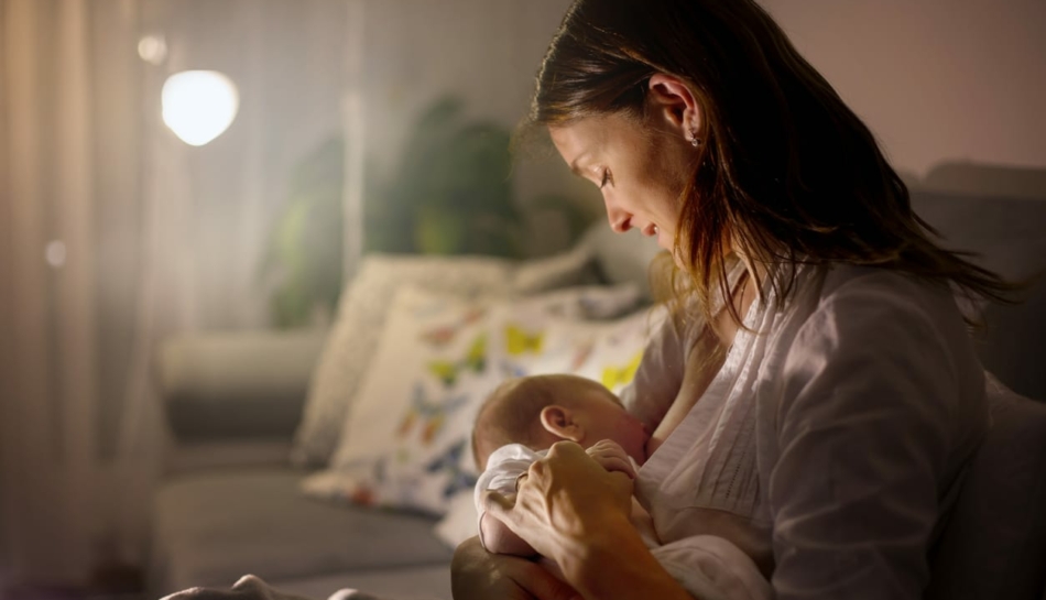 Donna durante l'allattamento del suo bambino