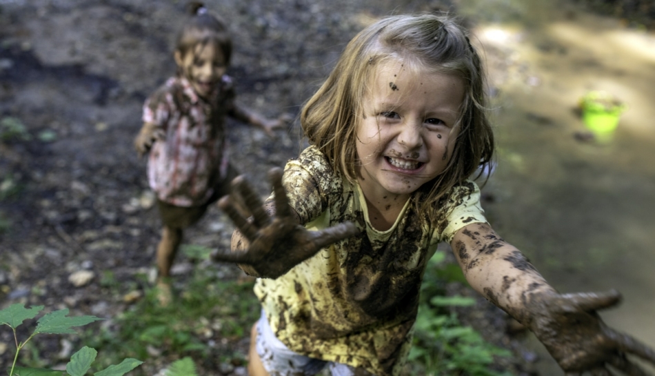 Bambine che corrono senza rischi in mezzo al fango