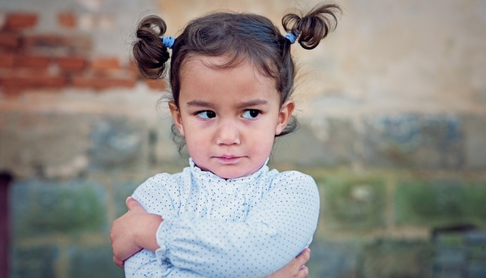 Bambina imbronciata perché ha ricevuto un no