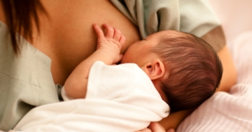Allattamento al seno tra mamma e bambino