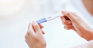 Donna controlla il risultato del test di gravidanza