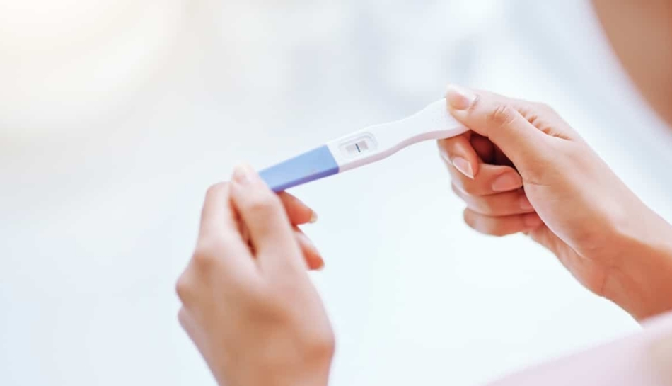 Donna controlla il risultato del test di gravidanza
