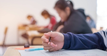 Braccio di uno studente che sta svolgendo le prove INVALSI