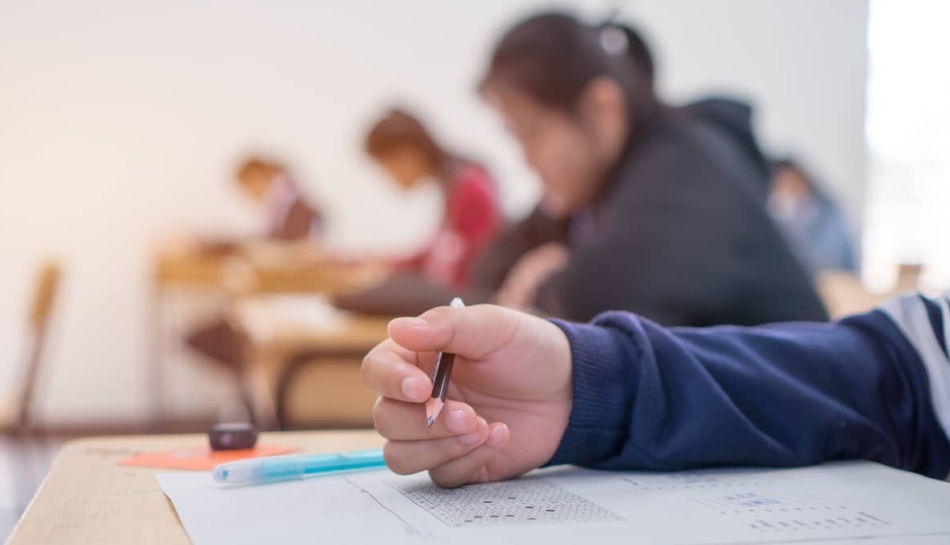 Braccio di uno studente che sta svolgendo le prove INVALSI