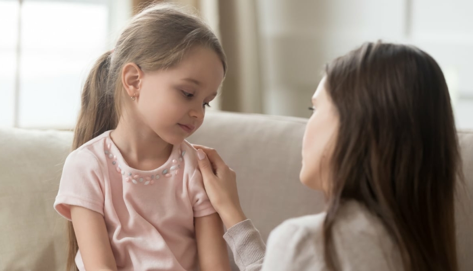 Una mamma che parla a una bambina per spiegare qualcosa