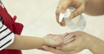 Lavaggio mani dei bambini con gel igienizzante contro il coronavirus