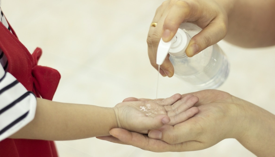 Lavaggio mani dei bambini con gel igienizzante contro il coronavirus
