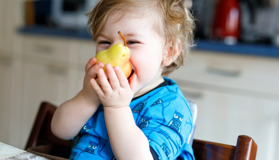 Bambino assaggia una pera