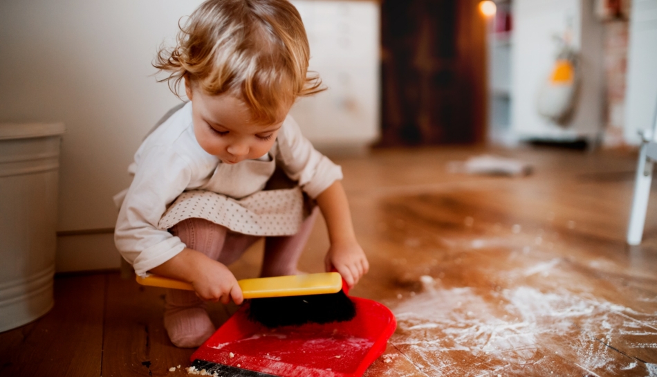 Bambino aiuta a mettere in ordine la casa