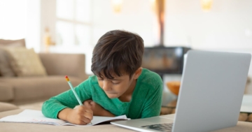 bambino che fa lezione a distanza davanti al computer