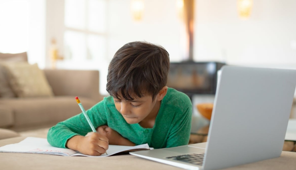 bambino che fa lezione a distanza davanti al computer