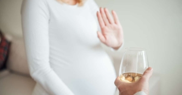 Donna rifiuta alcol durante la gravidanza