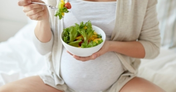 Donna in gravidanza segue una dieta vegetariana