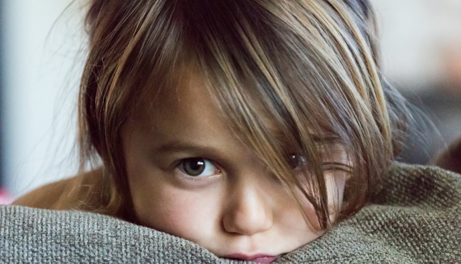 Primo piano di una bambina in ansia e un po' preoccupata