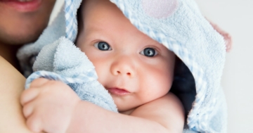 Primo piano di un neonato avvolto da un asciugamano