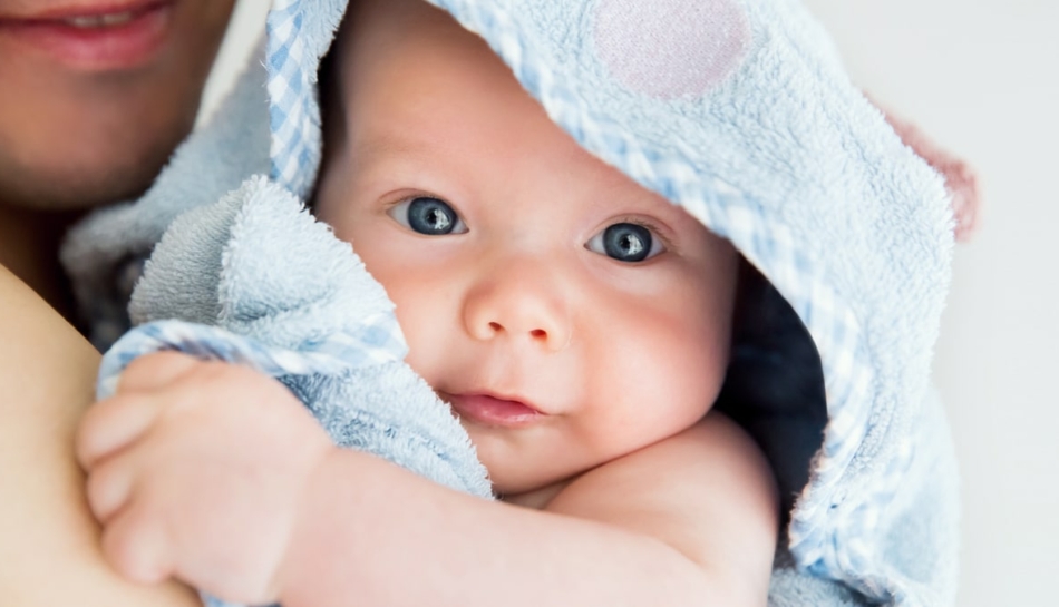 Primo piano di un neonato avvolto da un asciugamano