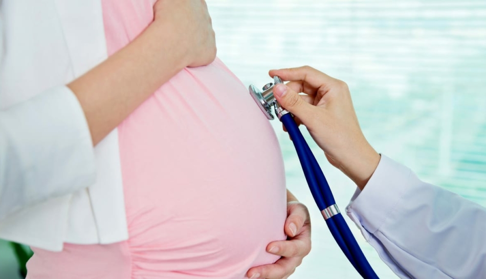 Donna in gravidanza durante una visita medica