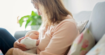 Madre allatta il proprio bambino