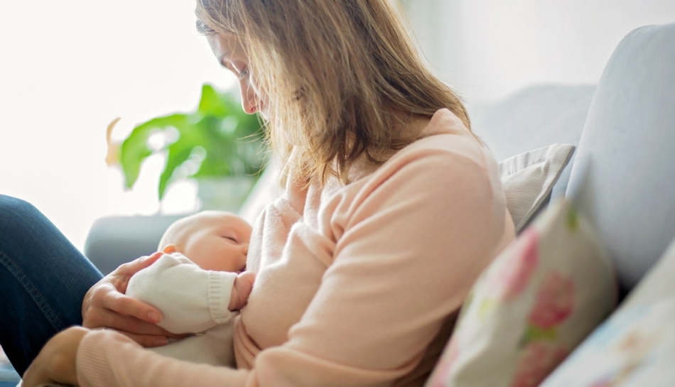 Madre allatta il proprio bambino