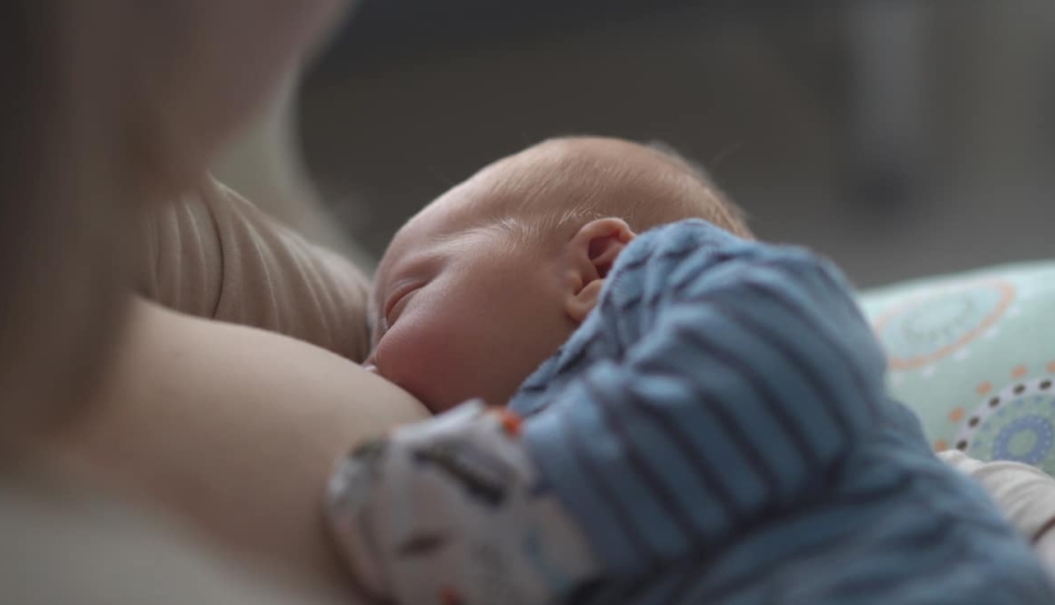 Madre e bambino durante l'allattamento