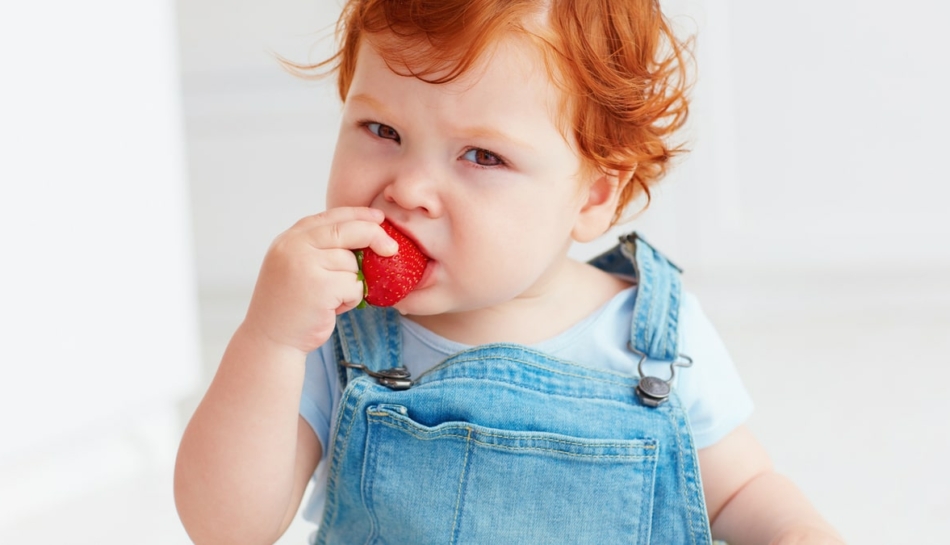 Bambino mangia una fragola