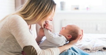 Contatto e carezze tra mamma e bambino