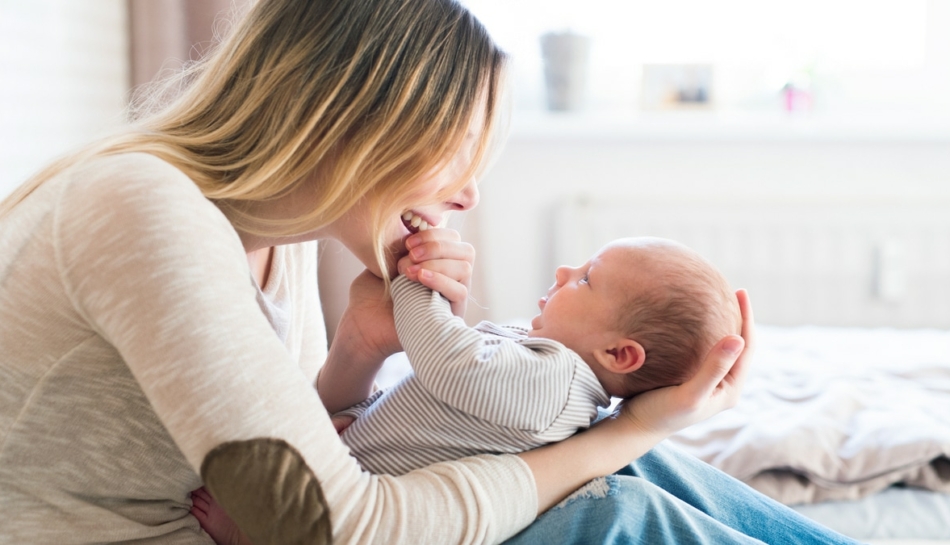 Contatto e carezze tra mamma e bambino