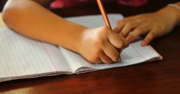 Bambino scrive durante un test per la disgrafia