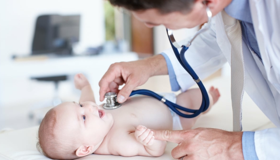 Bambino durante il bilancio di salute dal pediatra