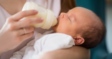 Bambino viene nutrito con il biberon