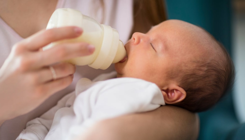 Bambino viene nutrito con il biberon