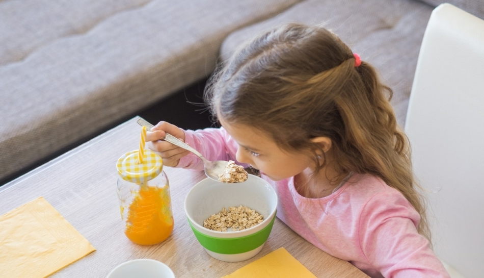 Vista dall'alto di una bambina che fa colazione