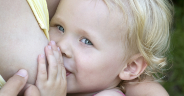 Allattamento prolungato tra mamma e bambina