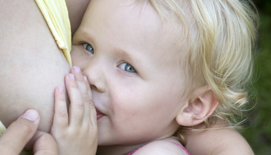 Allattamento prolungato tra mamma e bambina