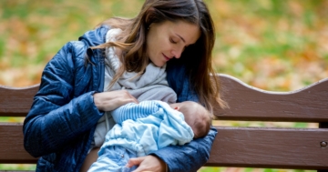 Mamma allatta il suo bambino in uno spazio pubblico