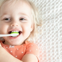 Dentizione neonato: calendario e sintomi dei primi dentini