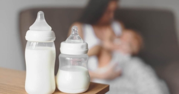 Latte artificiale nei biberon e mamma che allatta il proprio bambino